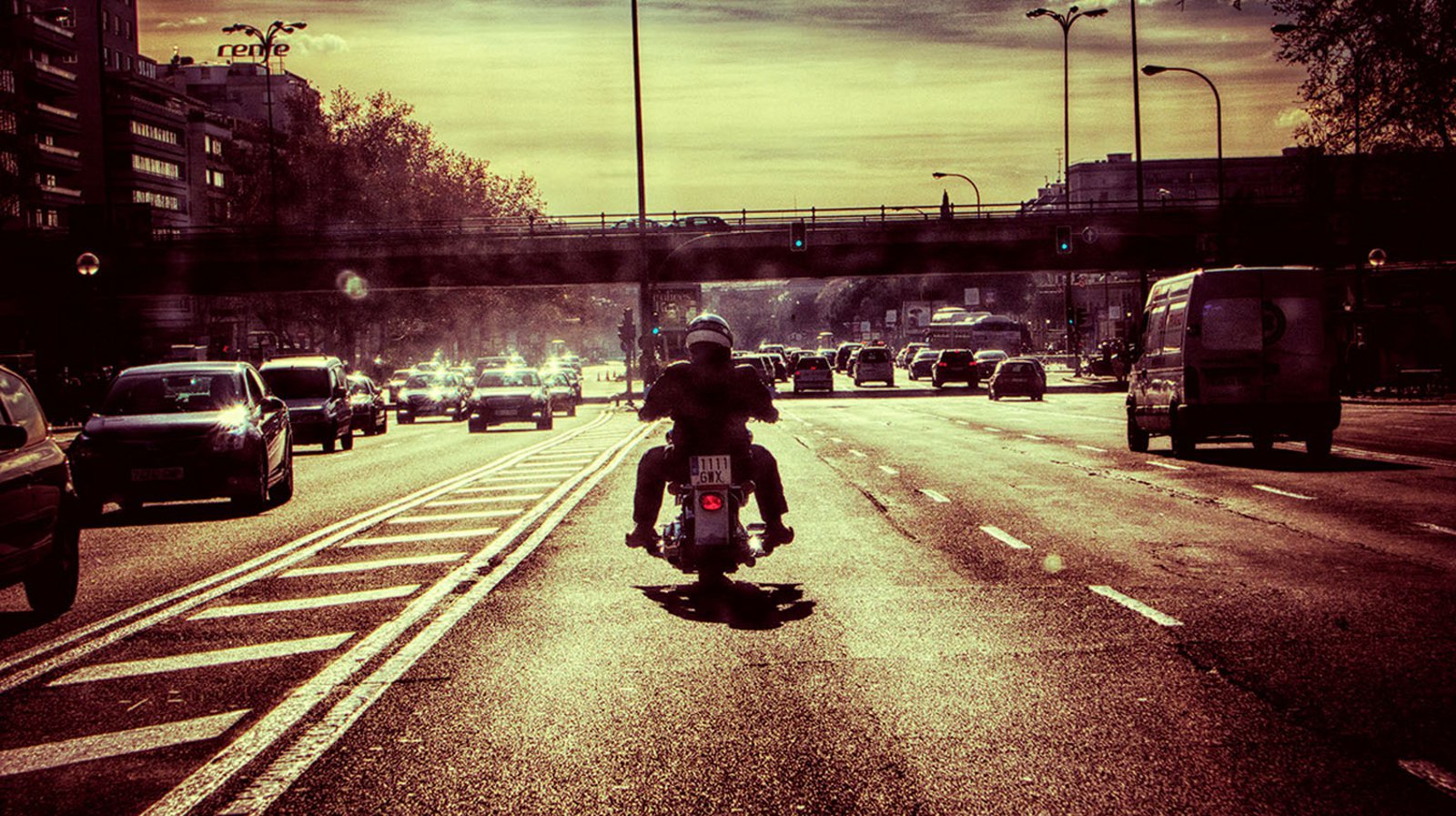 Una motocicleta en una calle fotografiada de frente al tráfico